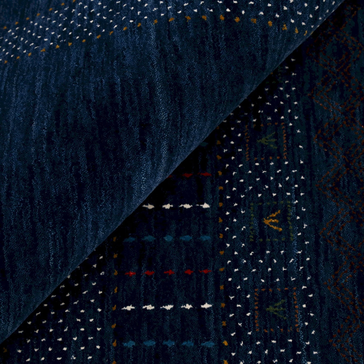 Blue And White Center Pattern Design Hand Loomed Wool Area Rug