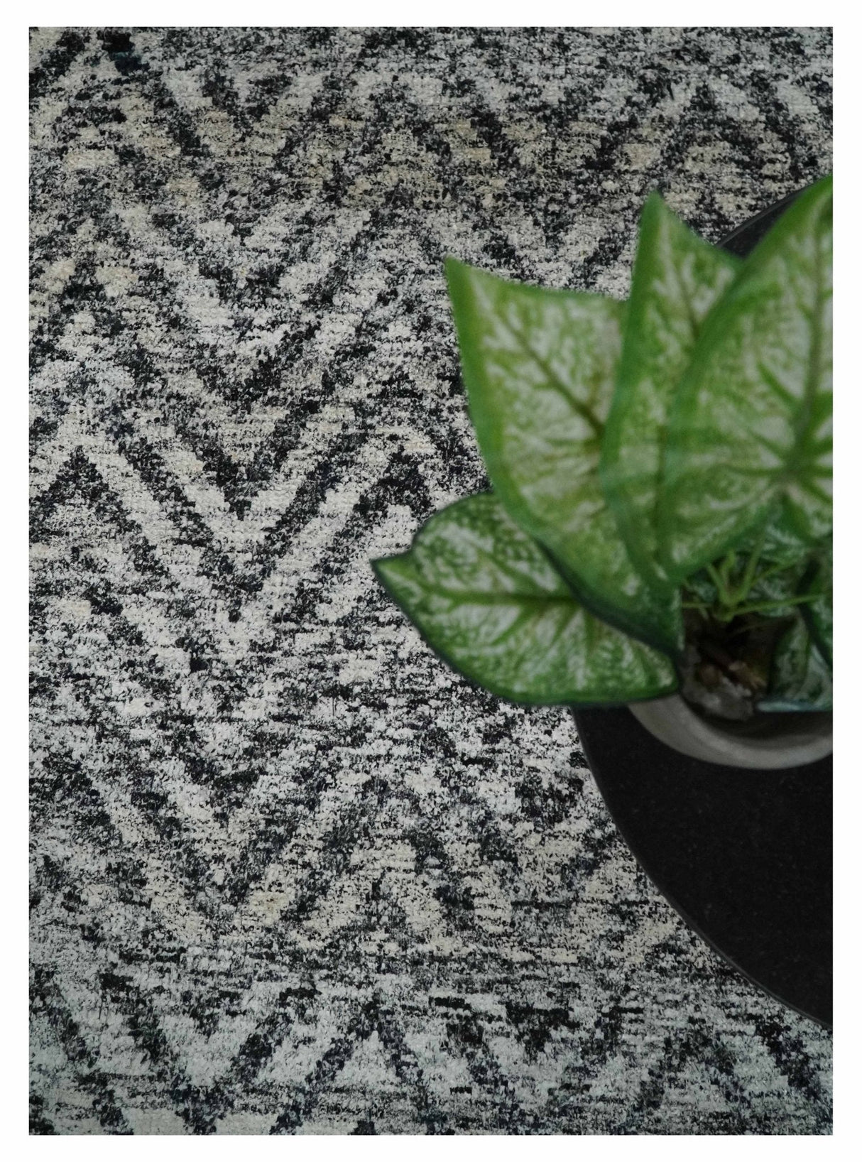 Chevron Silver and Black Shaded Scandinavian 5x8 Bamboo Silk Flatwoven Area Rug | HL36
