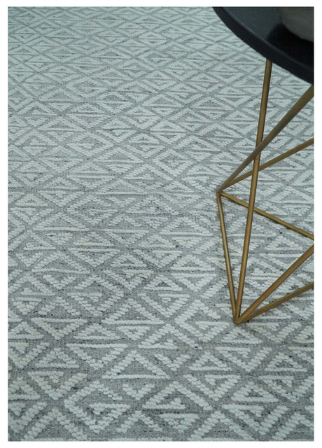 Contemporary 8x10 carved pattern Ivory and Gray hand knotted wool rug