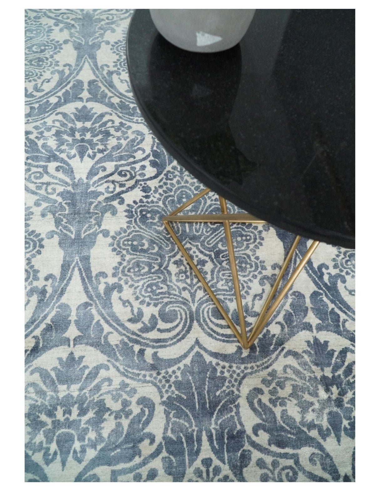 Handmade 7.8x9.10 Damask Ivory and gray Blended Wool and Bamboo Silk Area Rug