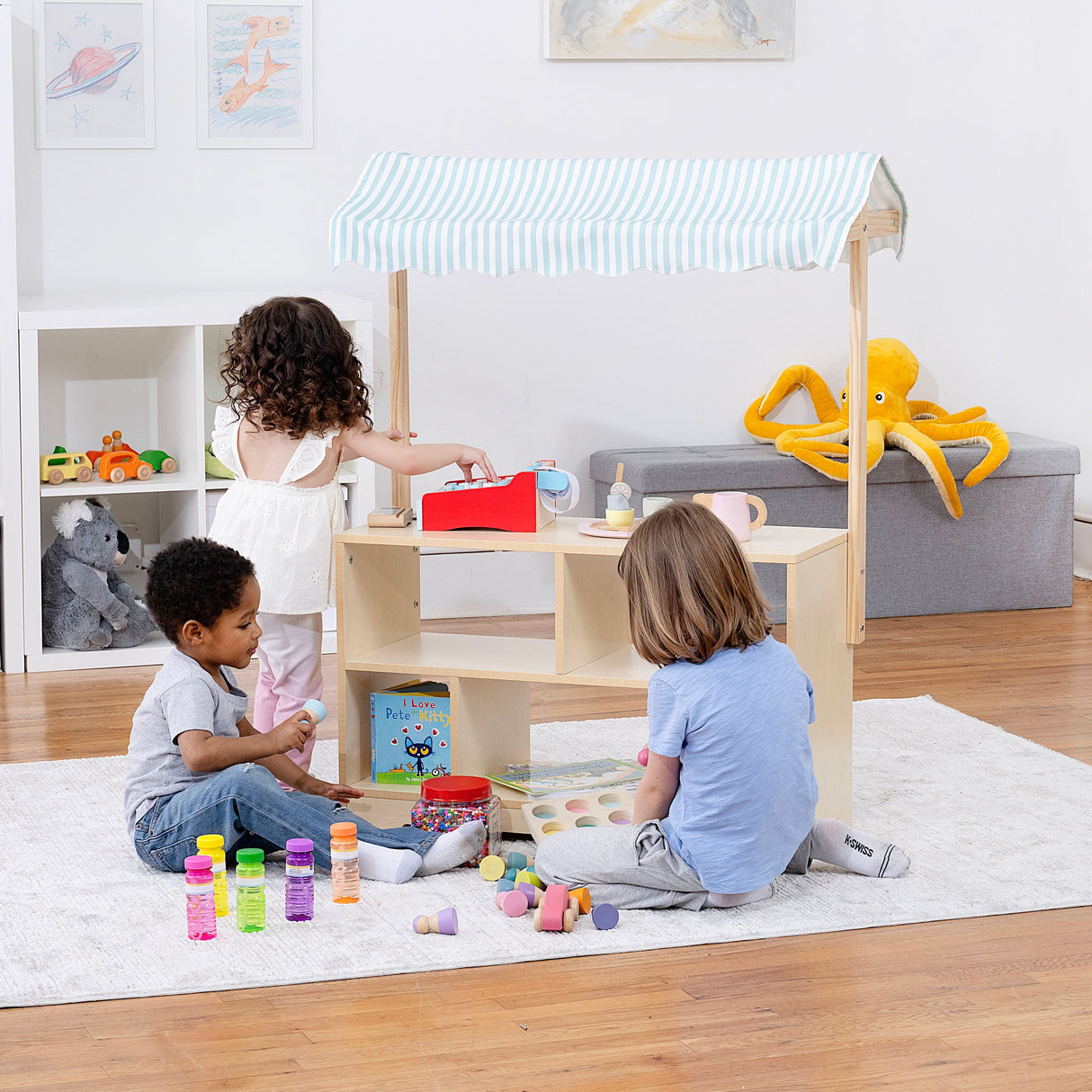 Holly Wooden Market Stand – Kids’ Pretend Play Shop & Display Shelf