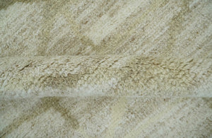Modern Geometrical 5.3x7.8 Ivory and Beige Hand Knotted wool area rug