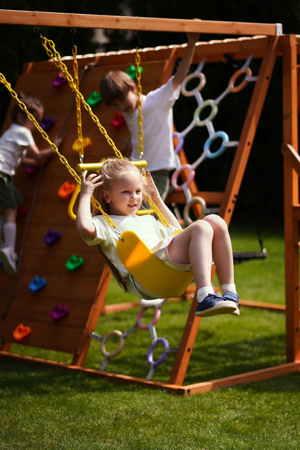 Sycamore Backyard Climbing Set – 2 Swings, Trapeze Bar & Outdoor Fun