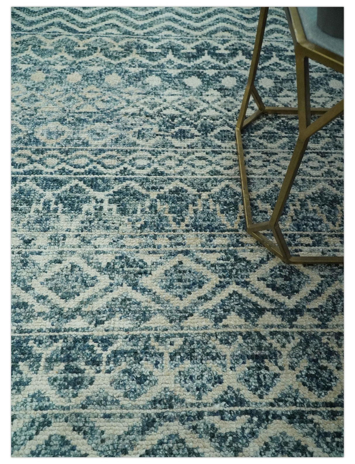 Teal and Ivory 5.6x8.6 Southwestern Tribal Trellis Recycled Art Silk Area Rug